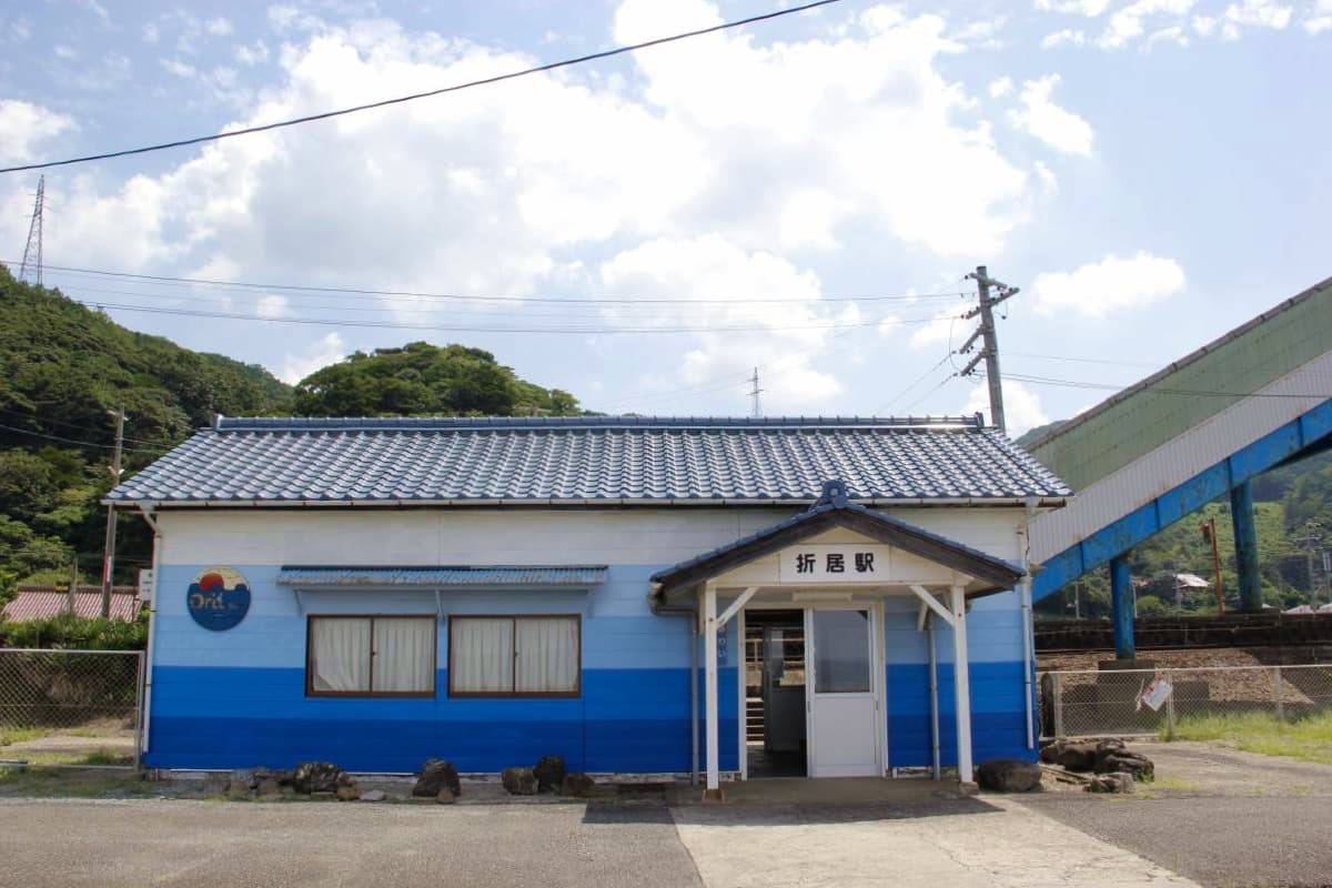 島根県浜田市にあるJR山陰本線の折居駅の駅舎