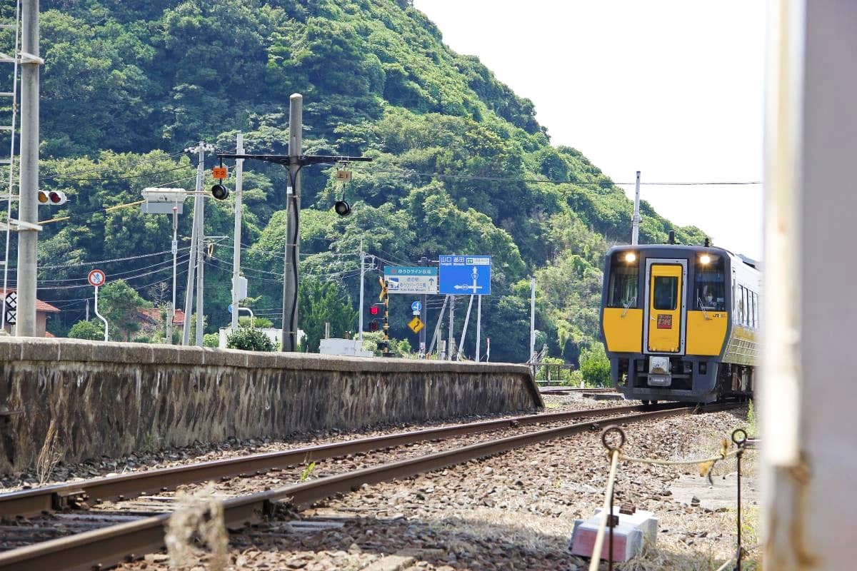 島根県浜田市にあるJR山陰本線の折居駅