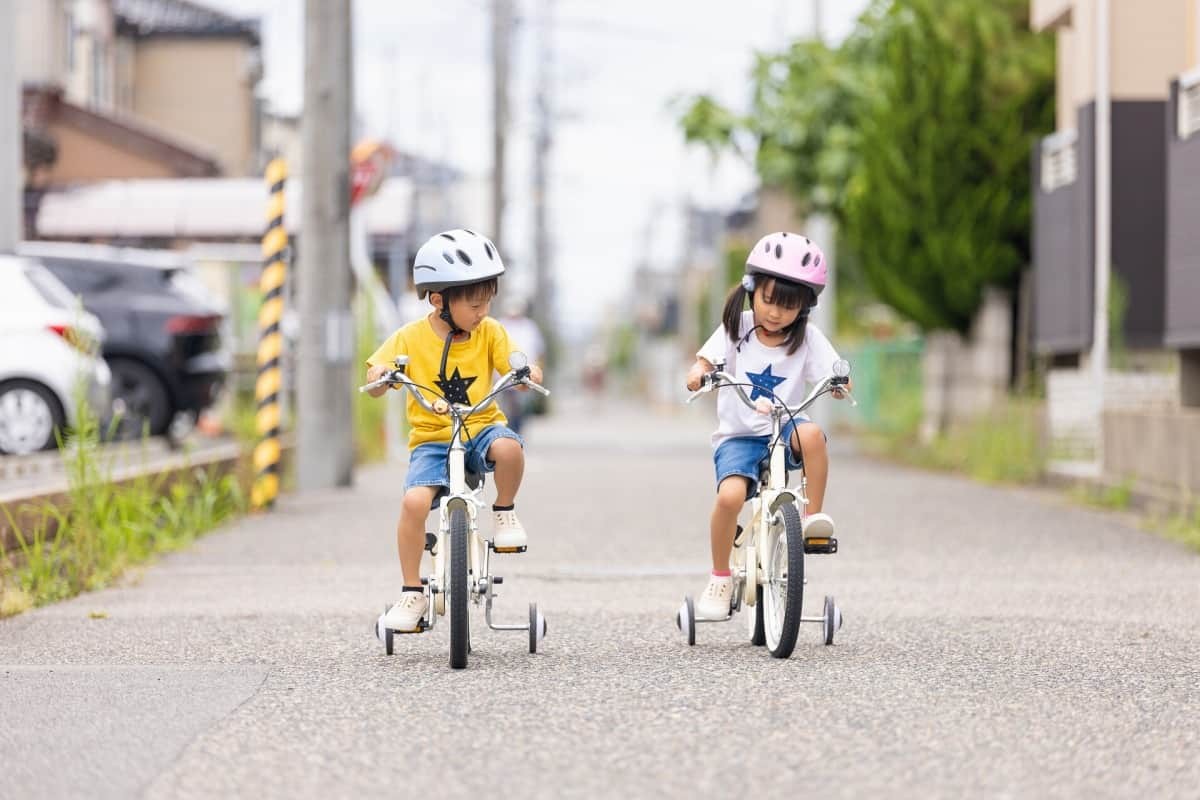 自転車をこぐ姉弟