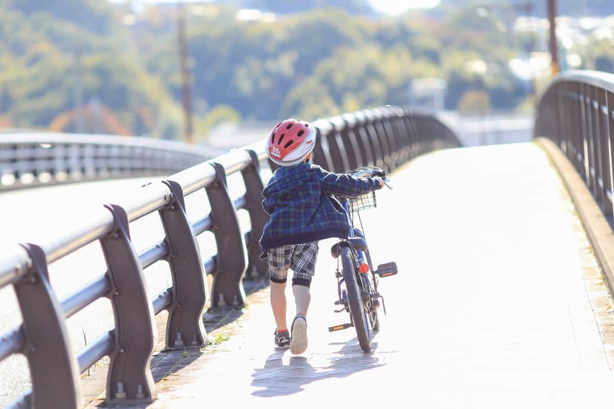 自転車を押している子ども