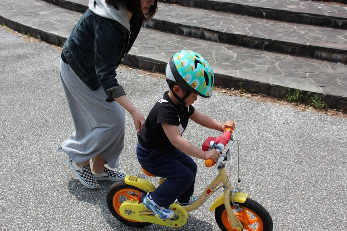 子どもの自転車練習のイメージ