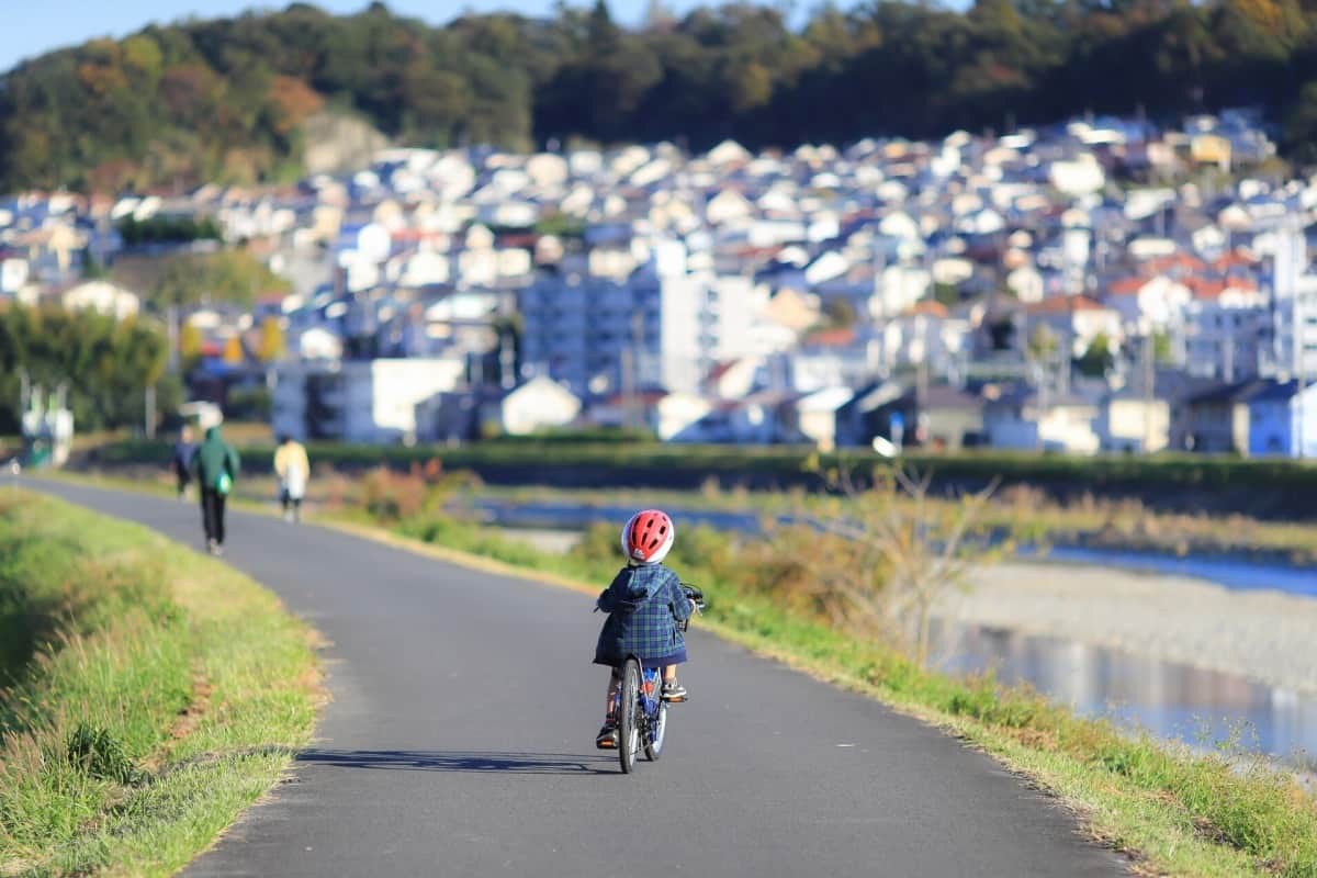 自転車に乗る男の子