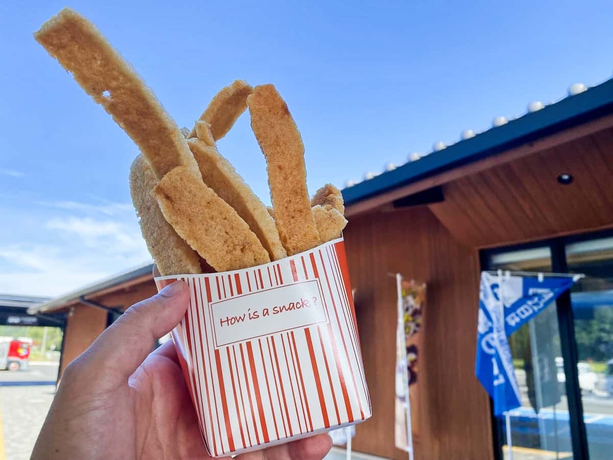 島根県大田市の新観光スポット『道の駅ごいせ仁摩』で販売されているご当地グルメ「かまぼこ屋さんのマッスルチップス」