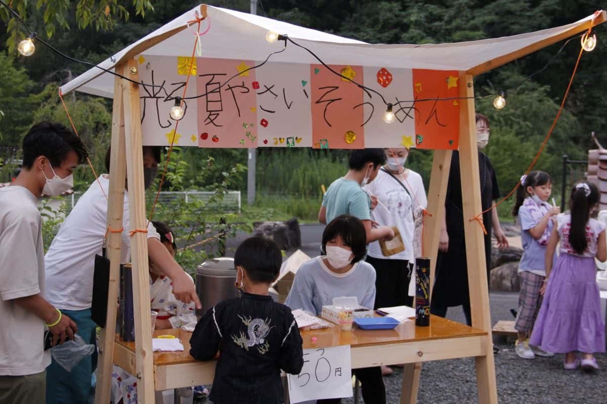 島根県江津市で開催されたイベント「第1回はづみ縁日」の光る夏野菜そうめんの屋台