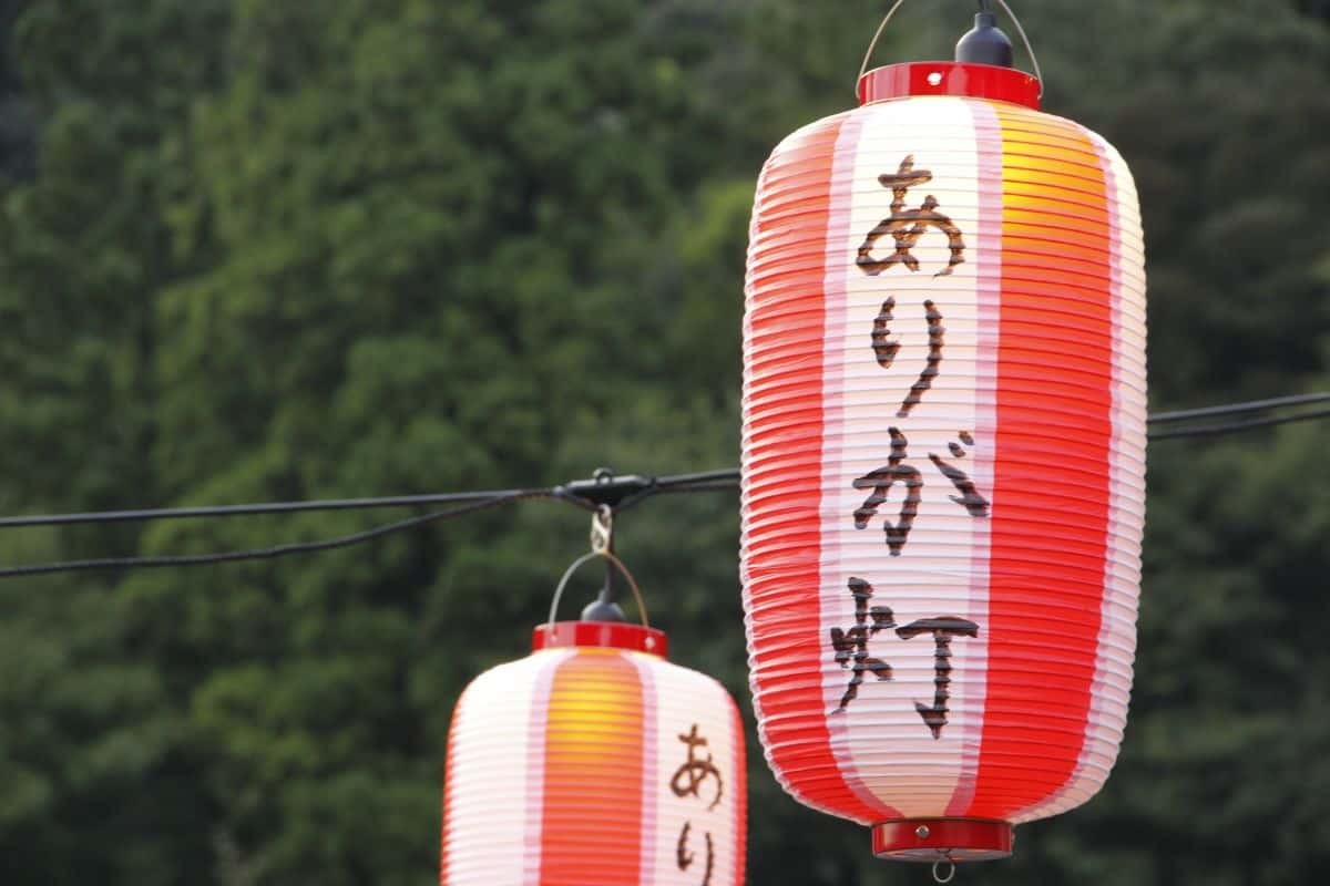 島根県江津市で開催されたイベント「第1回はづみ縁日」会場に吊るされた提灯