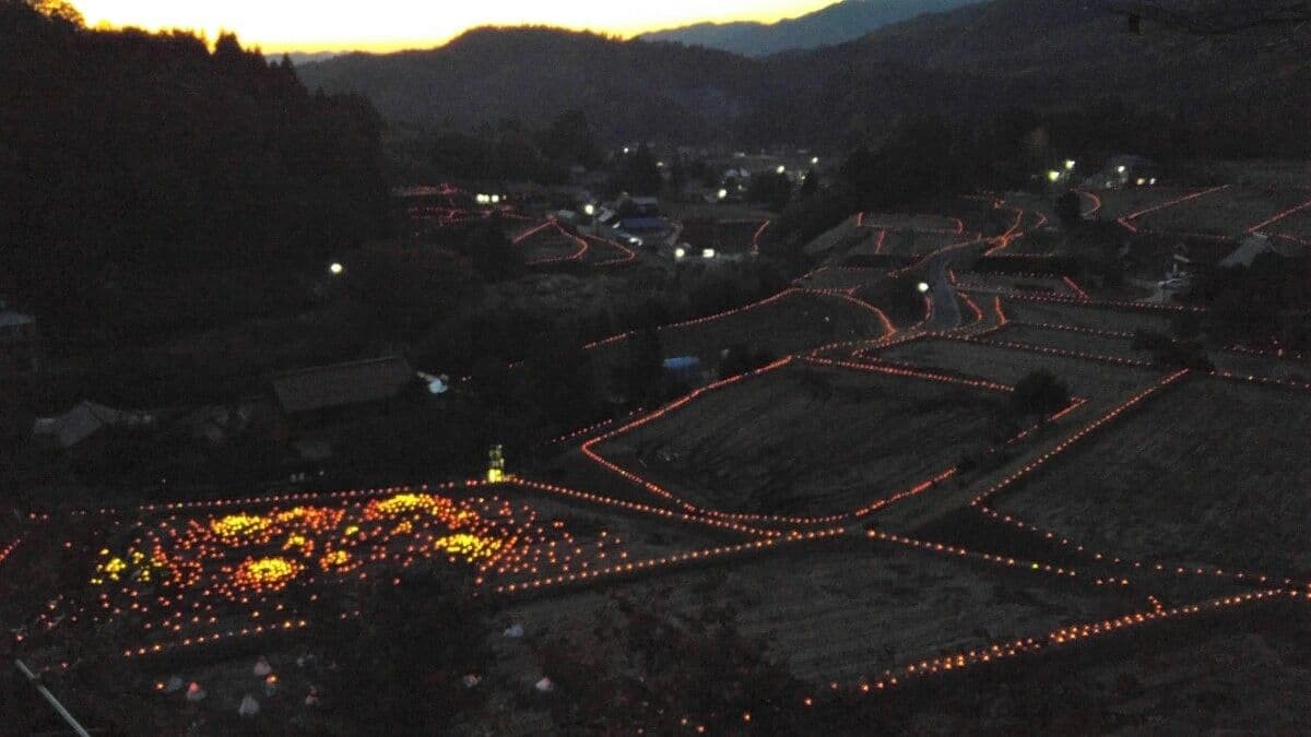 島根県奥出雲町の追谷地区で開催されるライトアップイベント「たたらの灯」の様子
