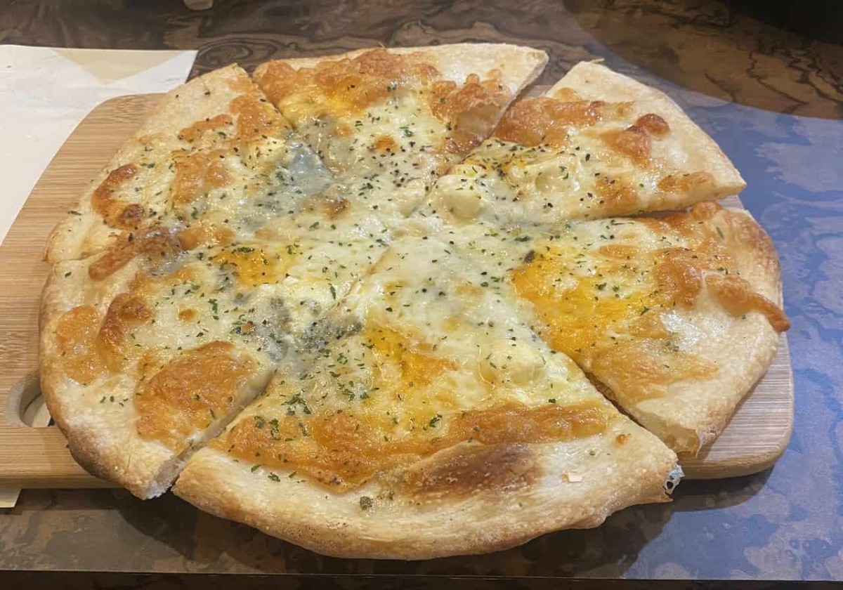 島根県松江市にある「食堂うしお」のピザ