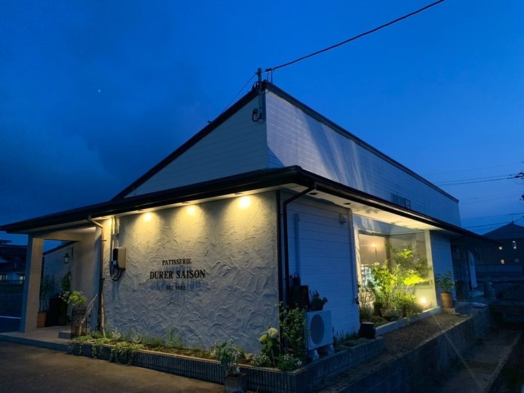 島根県出雲市にある洋菓子店「パティスリーデュレセゾン」の外観