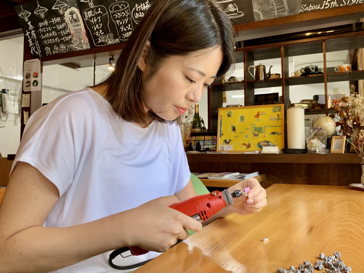 島根県奥出雲町の人気カフェ「茶房十五代」で販売されている玉鋼アクセサリー