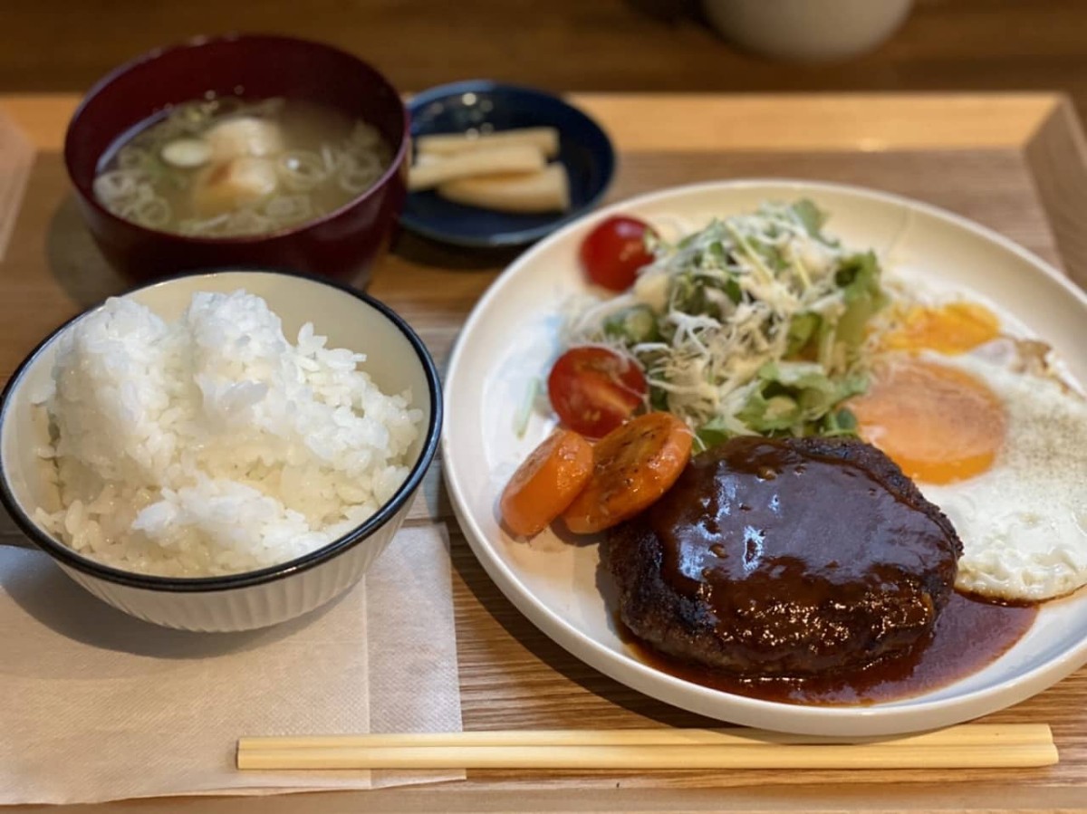 島根県松江市にある「食堂椿」のハンバーグ定食