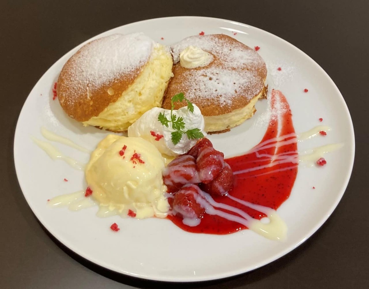 島根県松江市にある「グランカフェF東津田店」の苺のコンポートパンケーキ