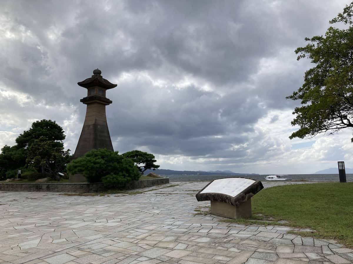 島根県松江市白潟公園にある青柳楼の大燈籠