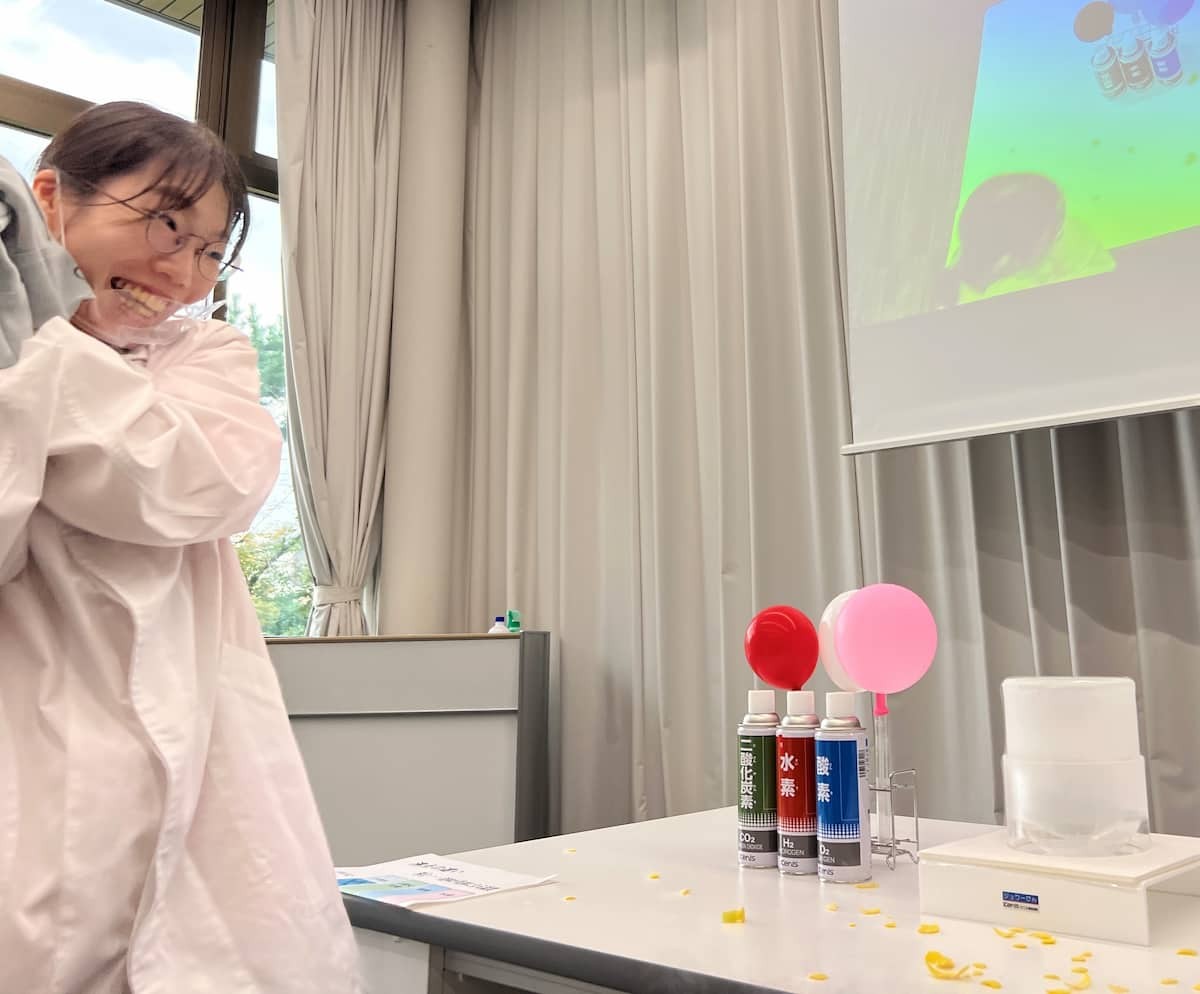 島根県安来市にある子ども連れスポット『さんそ学習館ケイオス』で科学実験をしている様子