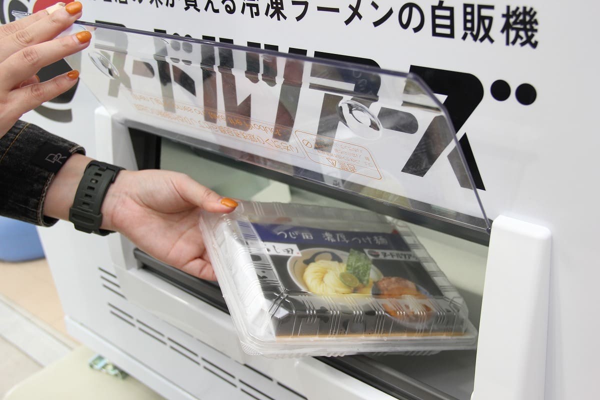 島根県出雲市『平田ショッピングセンター ViVA』に登場した冷凍ラーメン自販機『ヌードルツアーズ』の濃厚豚骨魚介つけ麺で有名な『つじ田』
