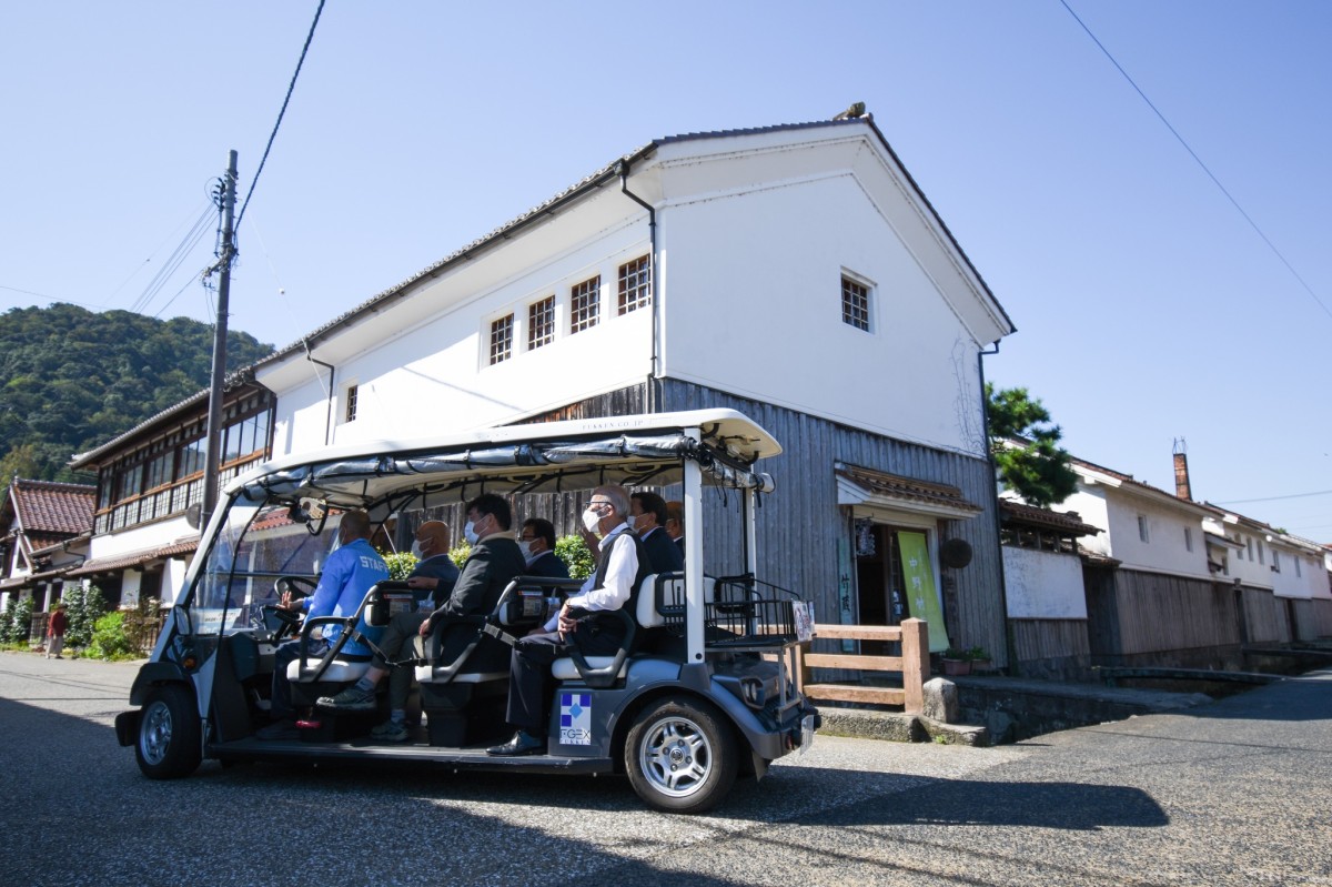 鳥取県倉吉市の実証実験「打吹つながるモビリティ」に導入される「グリーンスローモビリティ」の走行の様子