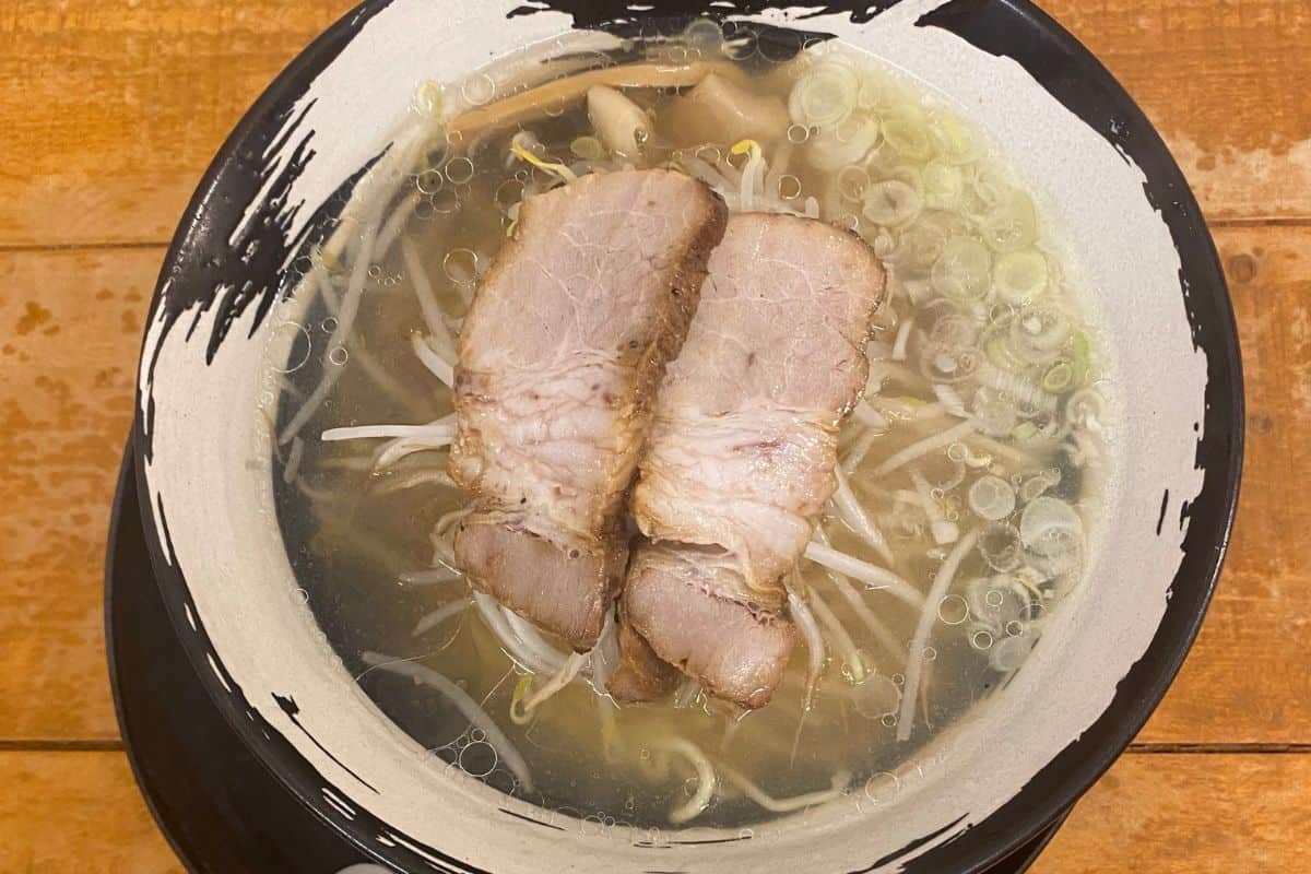 みのりんおすすめ鳥取県境港市のラーメン店『牛骨ラーメン 富んや』の「塩ラーメン」