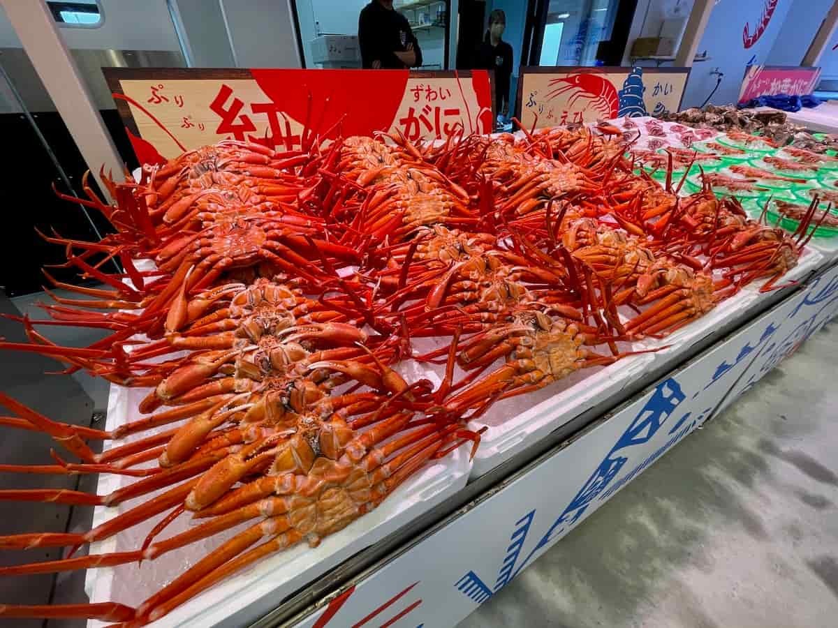 鳥取県境港市にオープンした複合施設『HATONOVA 三光丸 境港』の『直売街 三光水産』で売られている紅ズワイガニ