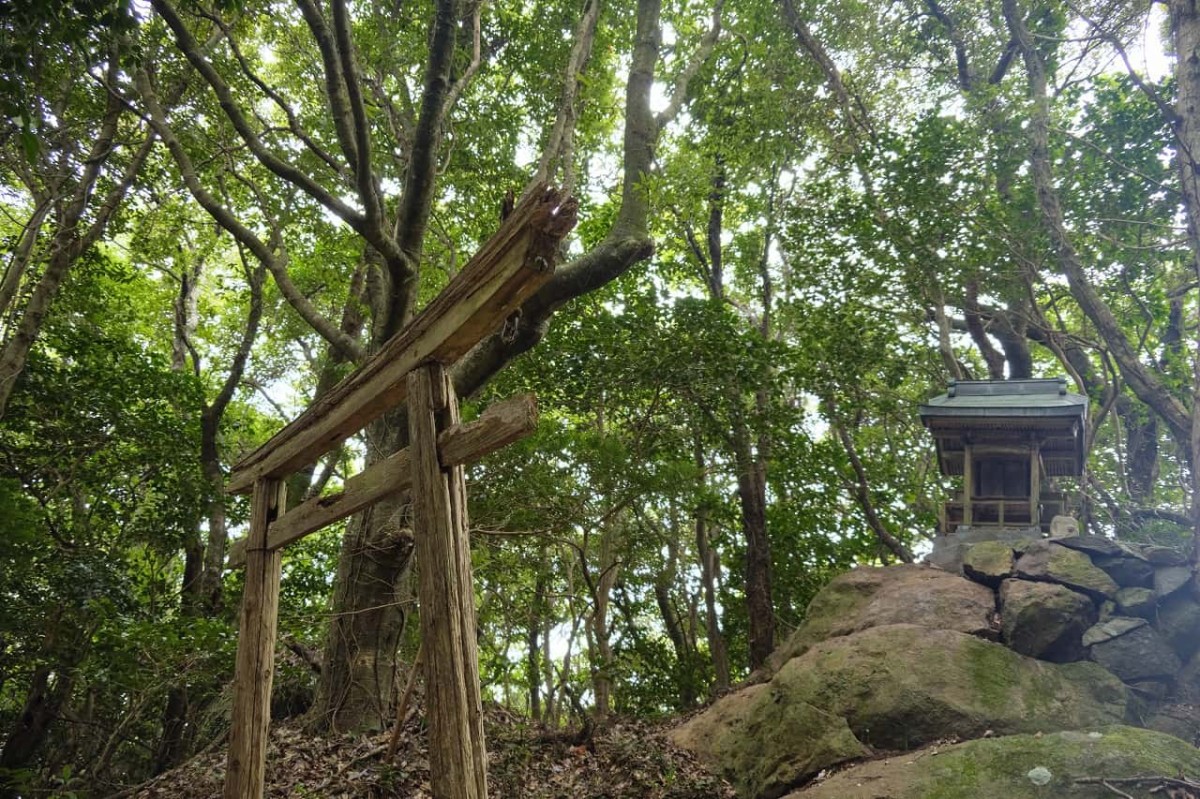 島根県隠岐諸島のひとつ・西ノ島の観光名所「たくひじんじゃ」