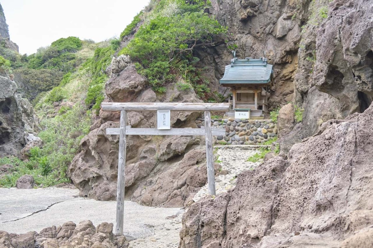 島根県隠岐諸島のひとつ・西ノ島の観光名「くにが神社」