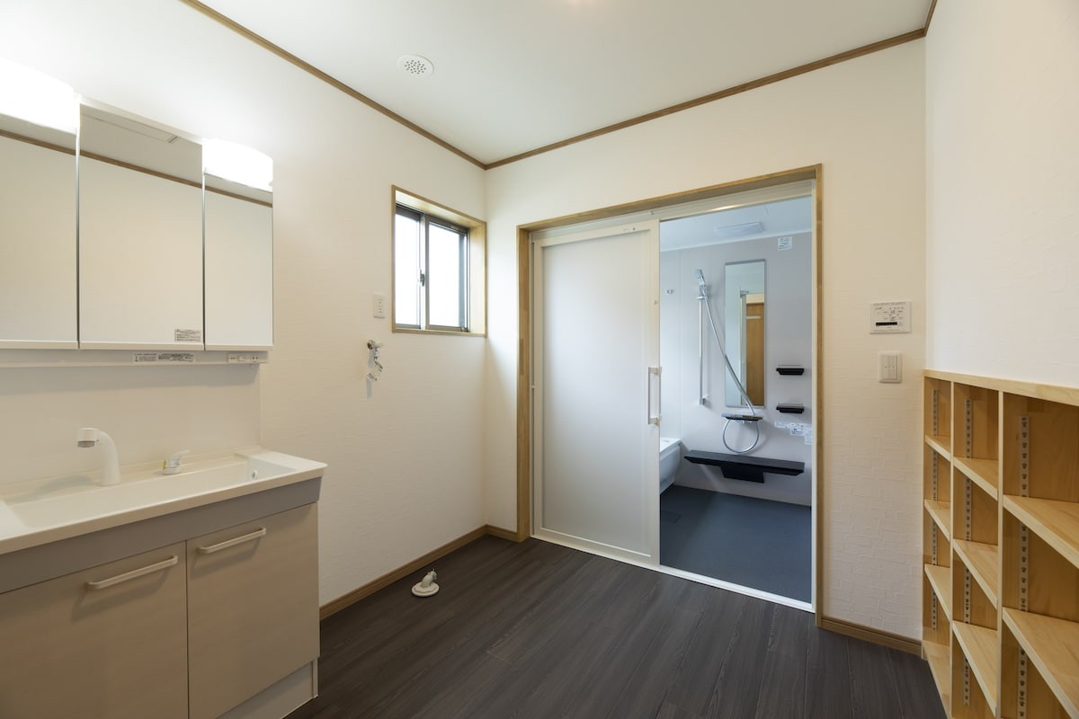 鳥取県西伯郡のおすすめ工務店「藤原建築工務店」による新築事例の洗面脱衣室