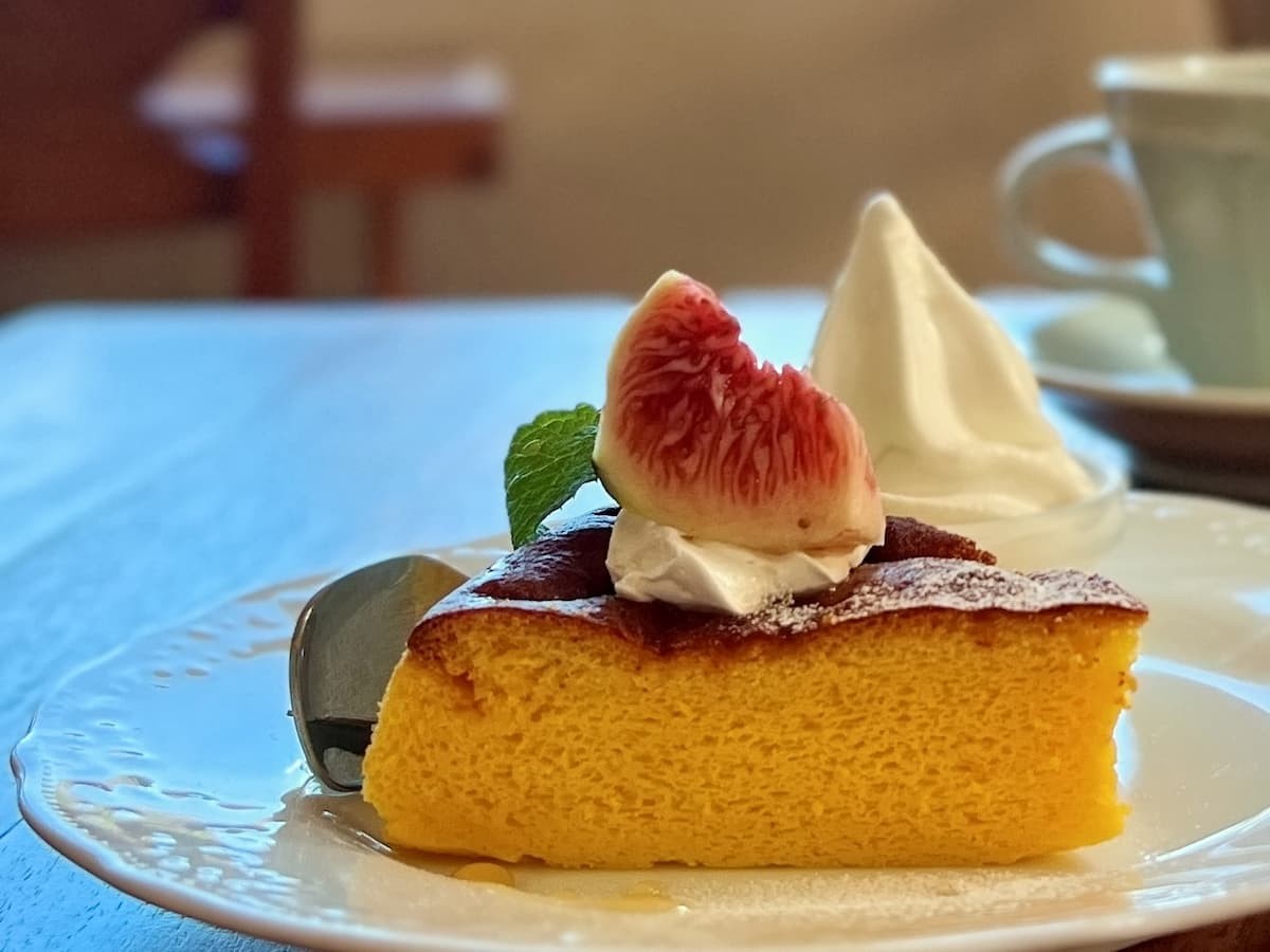 島根県安来市にある『カフェドーフィン』で味わえるいちじくケーキ