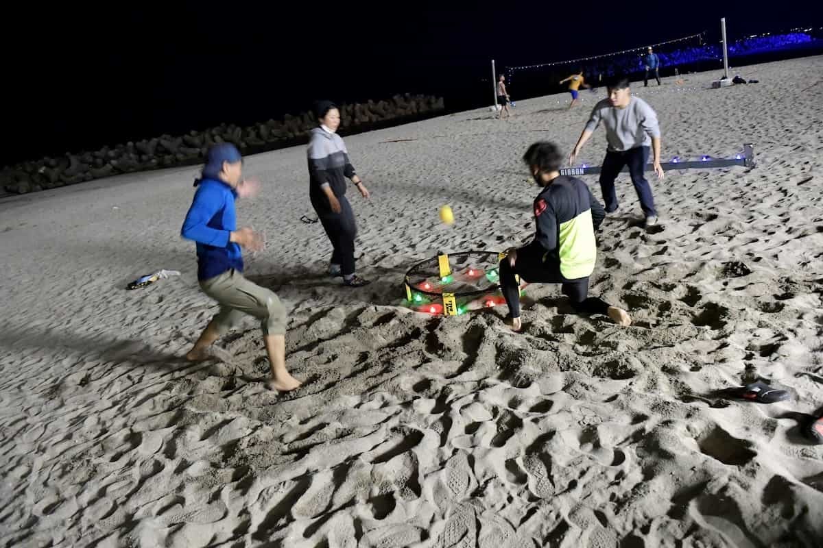 鳥取県米子市の皆生海遊ビーチで開催中「夜あそBEACH」のスパイクボール