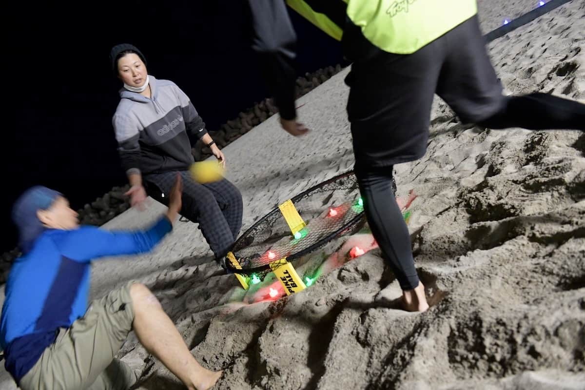 鳥取県米子市の皆生海遊ビーチで開催中「夜あそBEACH」のスパイクボール