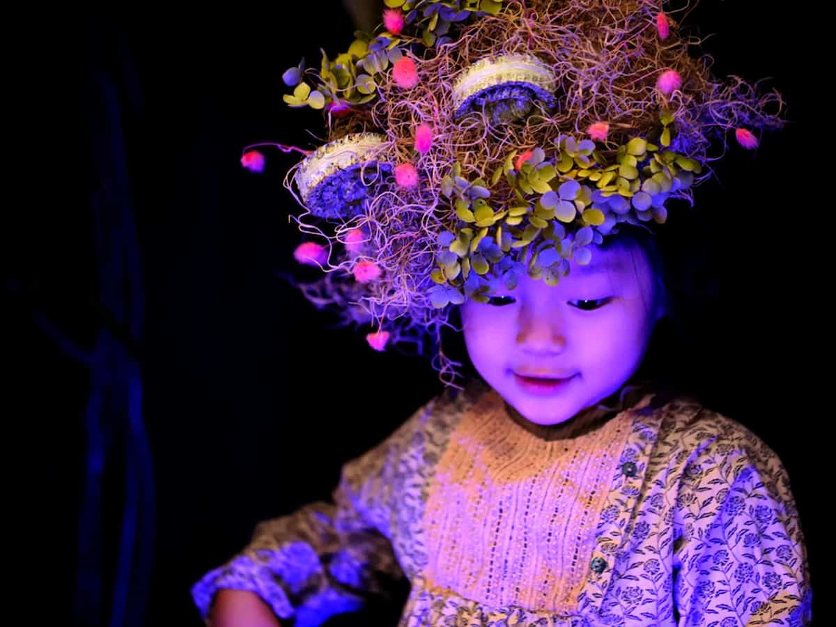 鳥取県東伯郡北栄町の青山剛昌ふるさと館で開催される「花装ハロウィン」の様子