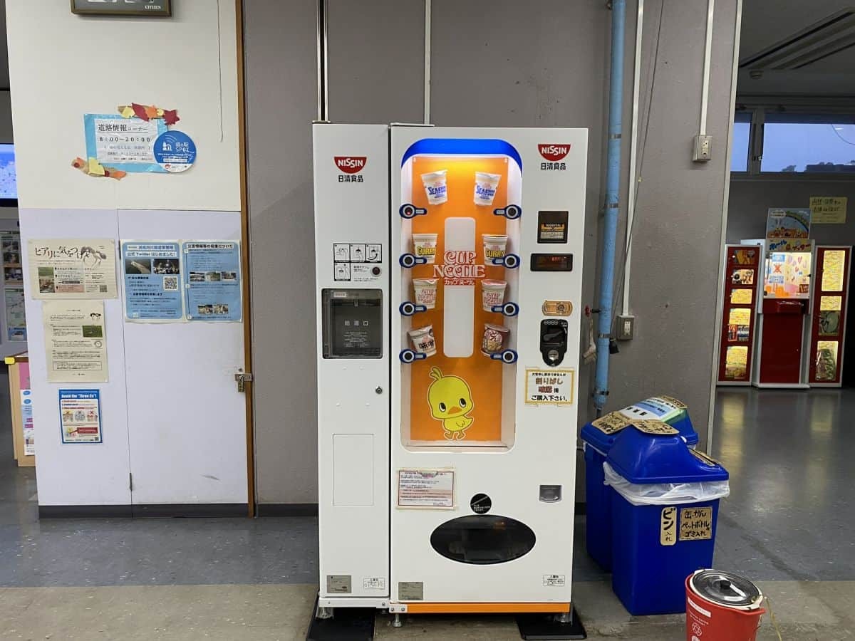 あんまり見ないタイプのカップヌードル自販機【山陰の自販機】｜日刊Lazuda(ラズダ) - 島根・鳥取を知る、見る、食べる、遊ぶ、暮らすWebマガジン