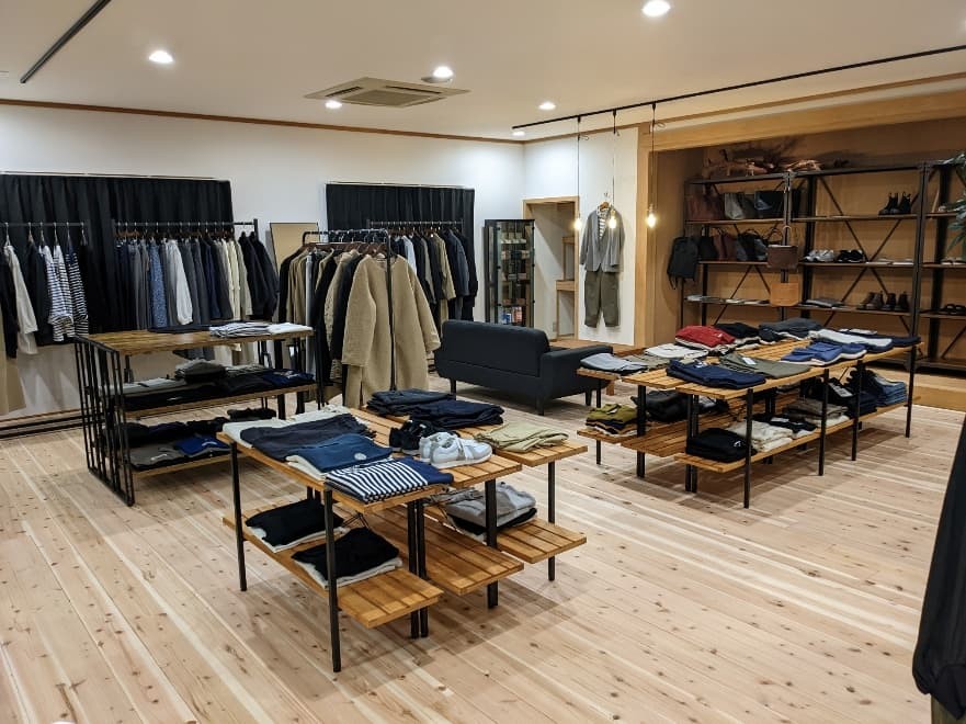 鳥取県米子市にある洋服のセレクトショップ『YOHAKU』の店内