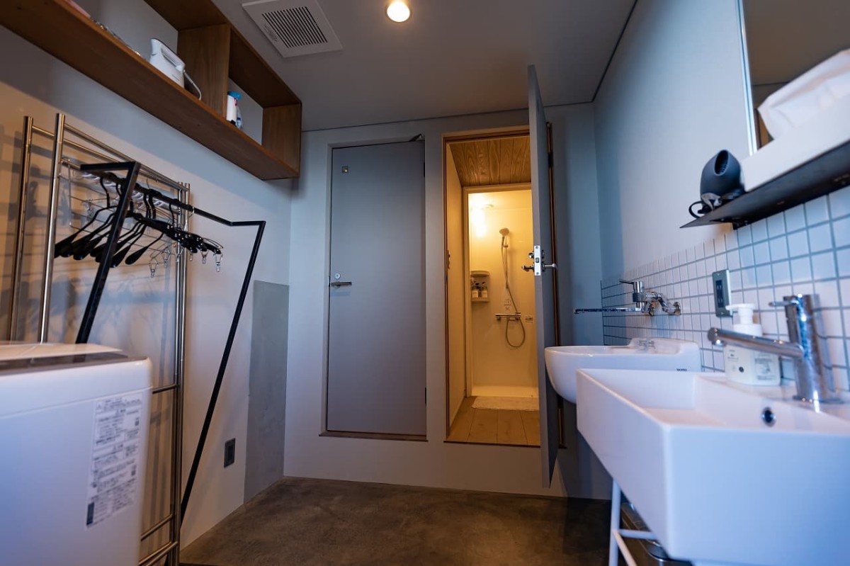 島根県益田市にある「ゲストハウス＆カフェハレテル」のゲストハウスのシャワーブース、洗面所