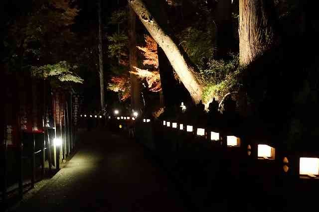 島根県出雲市のイベント「一畑薬師　灯りめぐり」の開催中の様子