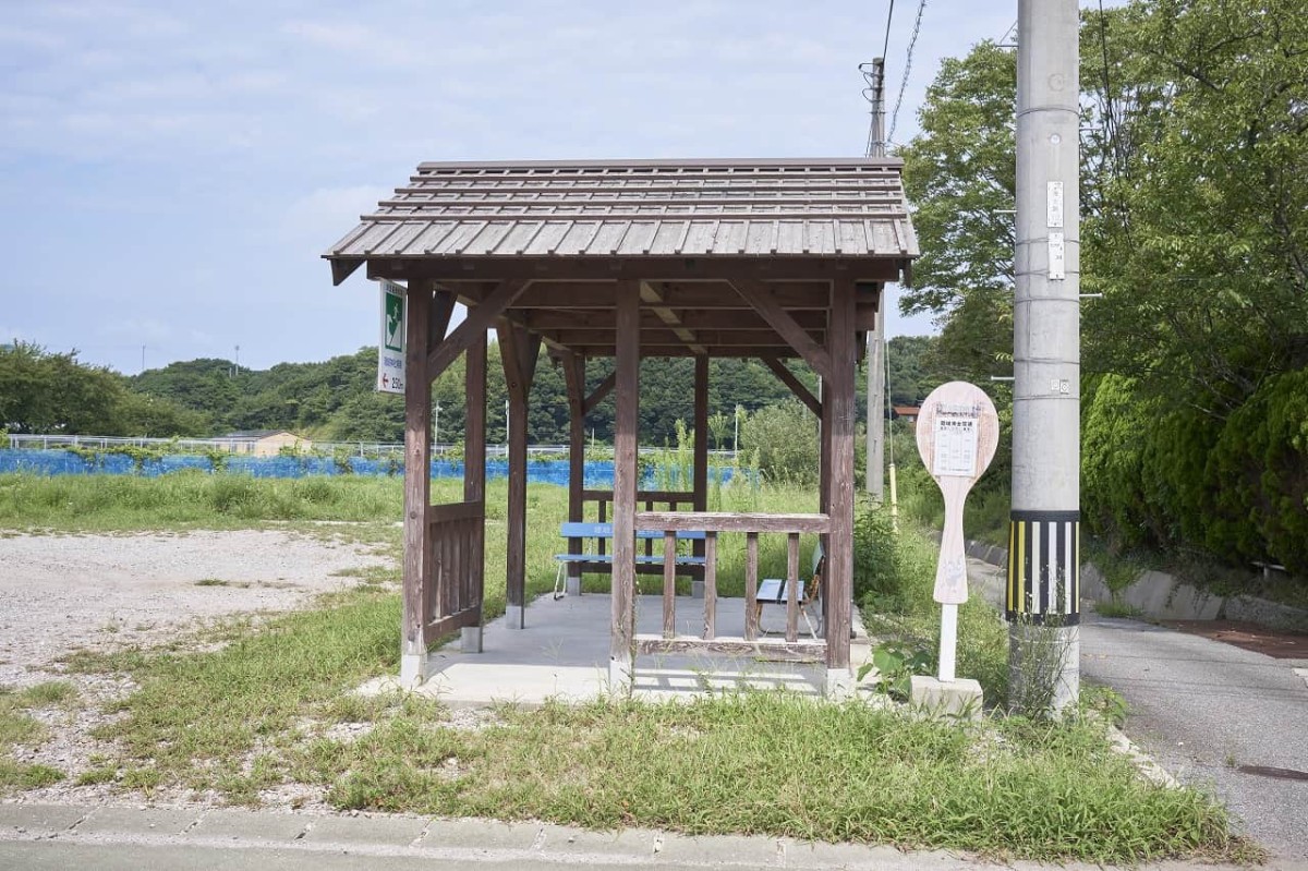 島根県隠岐諸島・海士町（中ノ島）の「しゃもじ」の形したバス停