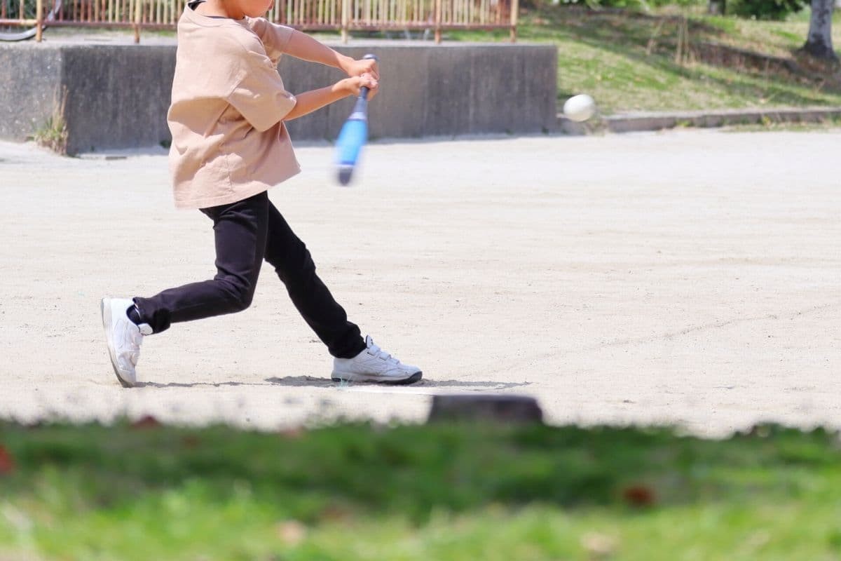 野球をする男の子