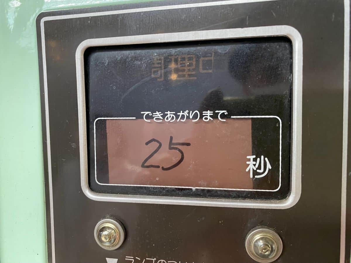 島根県津和野町の『道の駅シルクウェイにちはら』にある、レトロうどん・ラーメン自販機