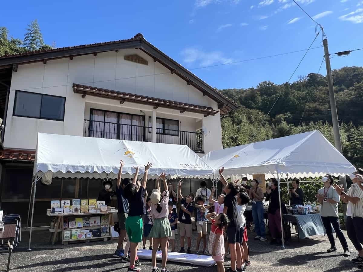 島根県出雲市の伊野地区で開催されたイベント「第1回こどもマーケット」の様子