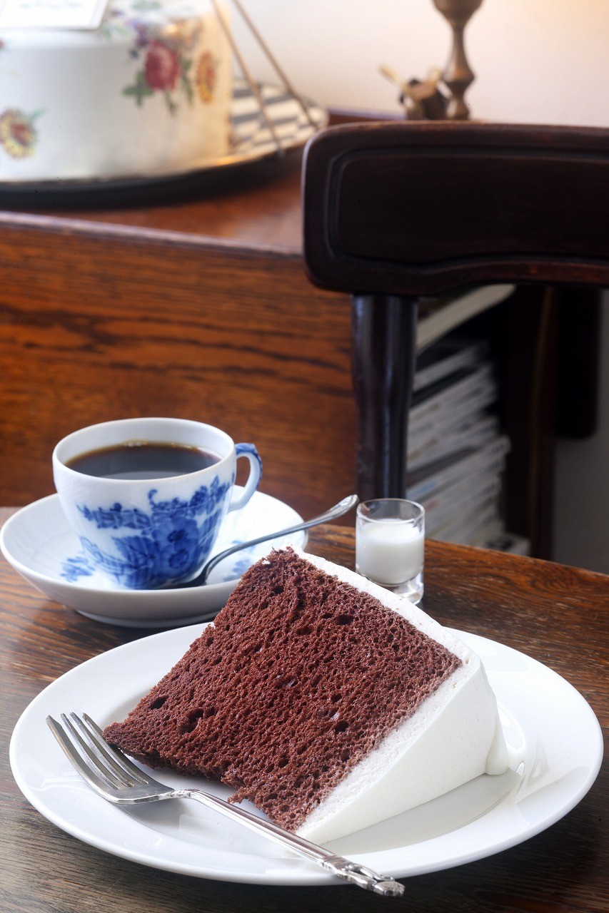 松江市の喫茶店『カフェクーランデール』のチョコシフォンケーキとコーヒー