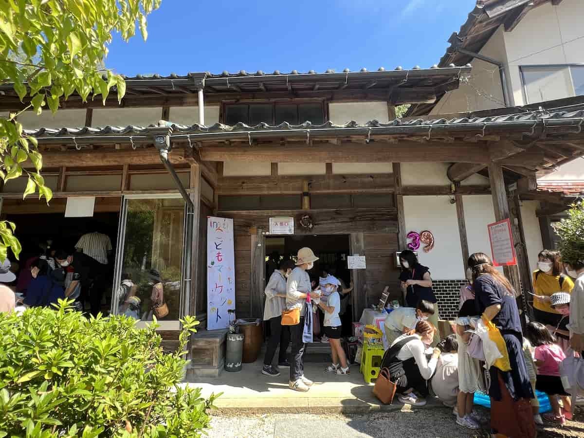 島根県出雲市の伊野地区で開催されたイベント「第1回こどもマーケット」の様子