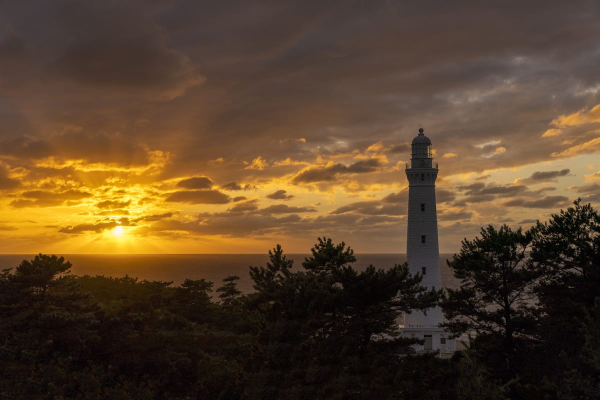 日本海と日御碕灯台の夕焼け