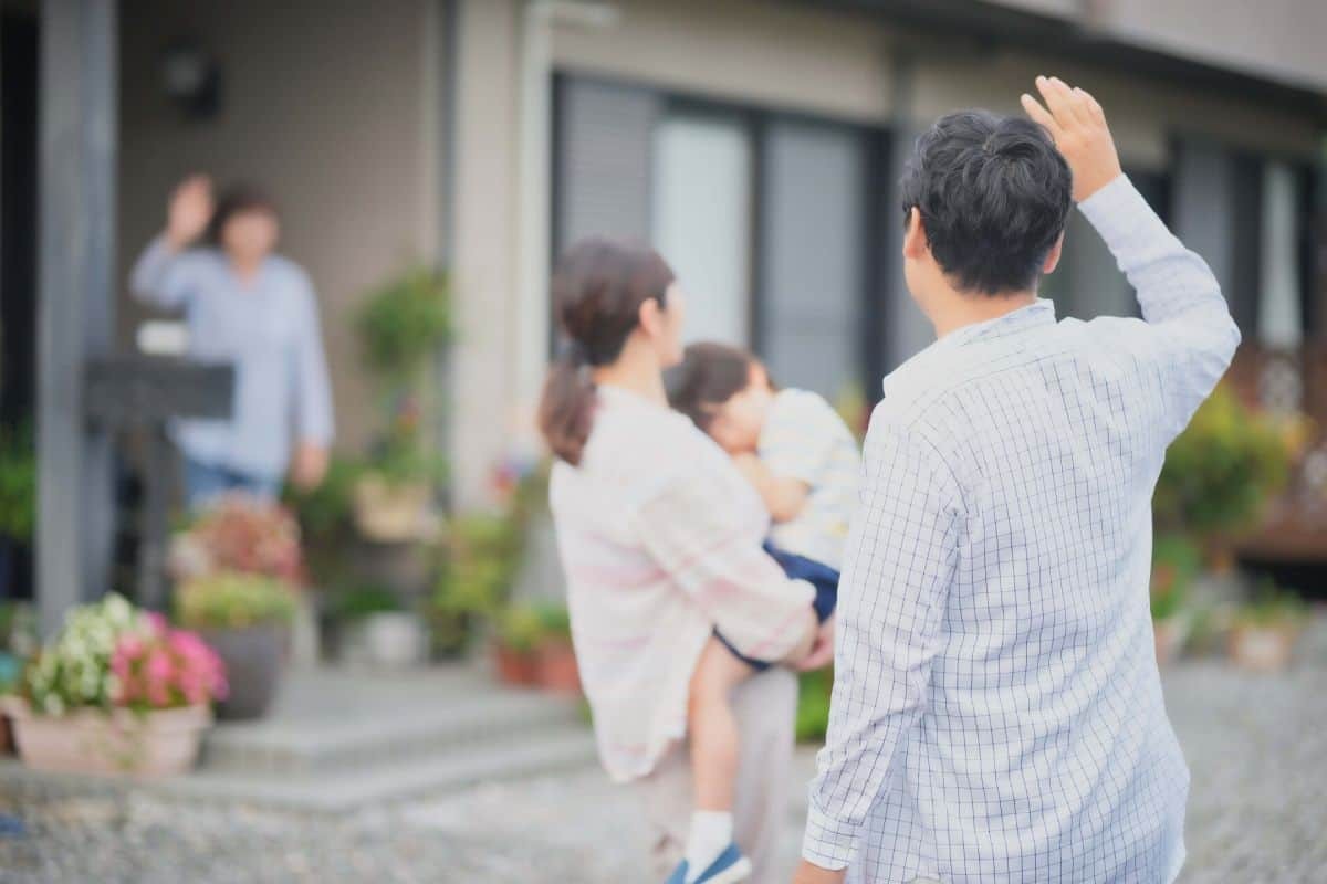 実家へ帰省した家族のイメージ