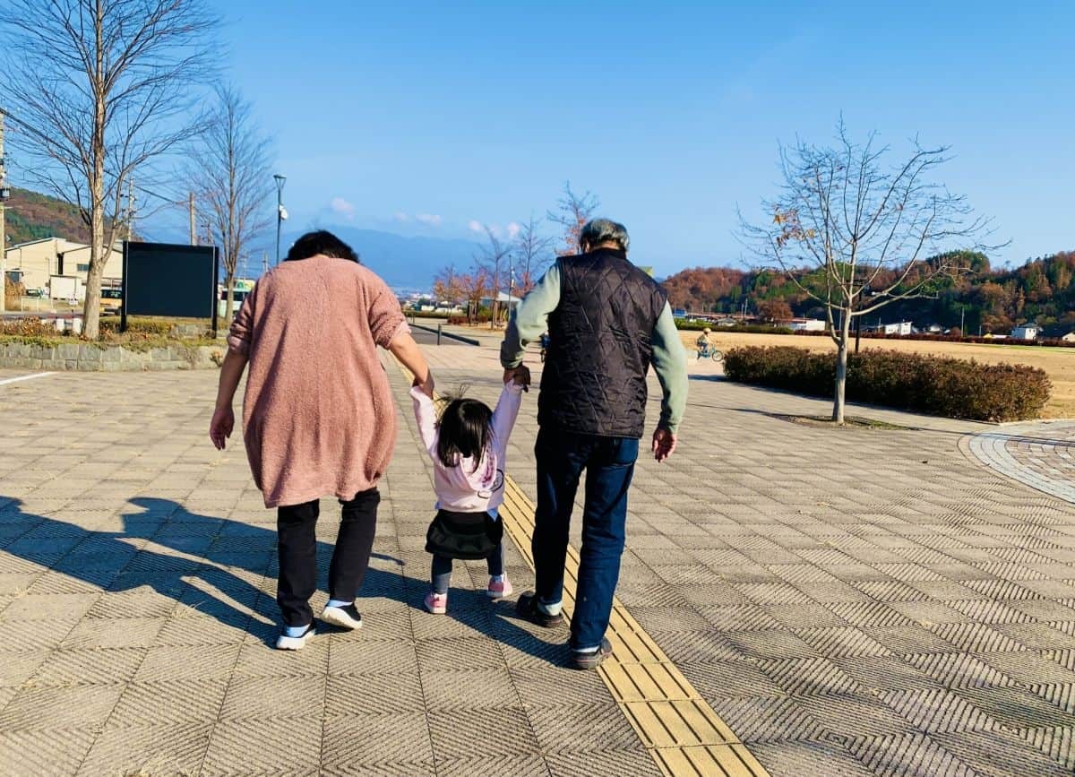 おばあちゃんと孫のお散歩イメージ