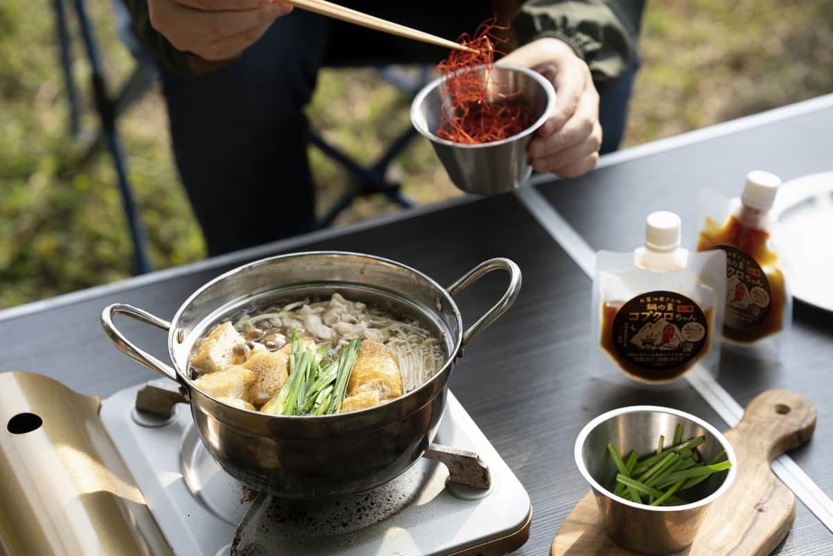 島根県雲南市の老舗醤油蔵『紅梅しょうゆ』の新商品「お醤油さんの鍋の素コブクロちゃん」のキャンプ飯イメージ