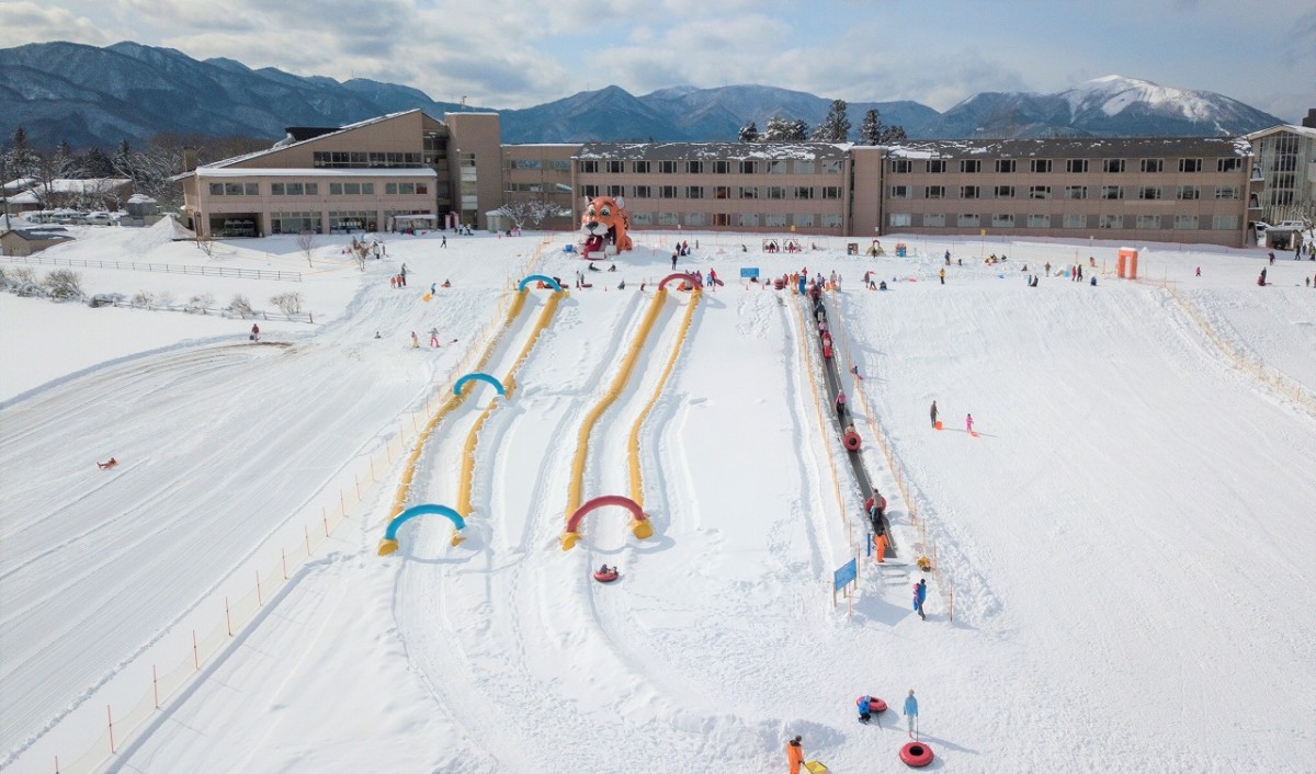 岡山県真庭市にある「休暇村蒜山高原・ひるぜんキッズスノーパーク」のゲレンデの様子