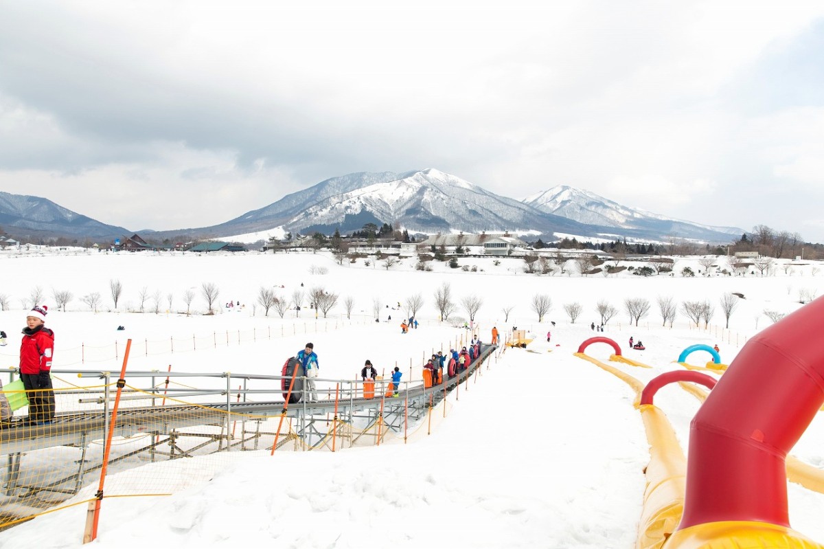 岡山県真庭市にある「休暇村蒜山高原・ひるぜんキッズスノーパーク」の動く歩道サンキット