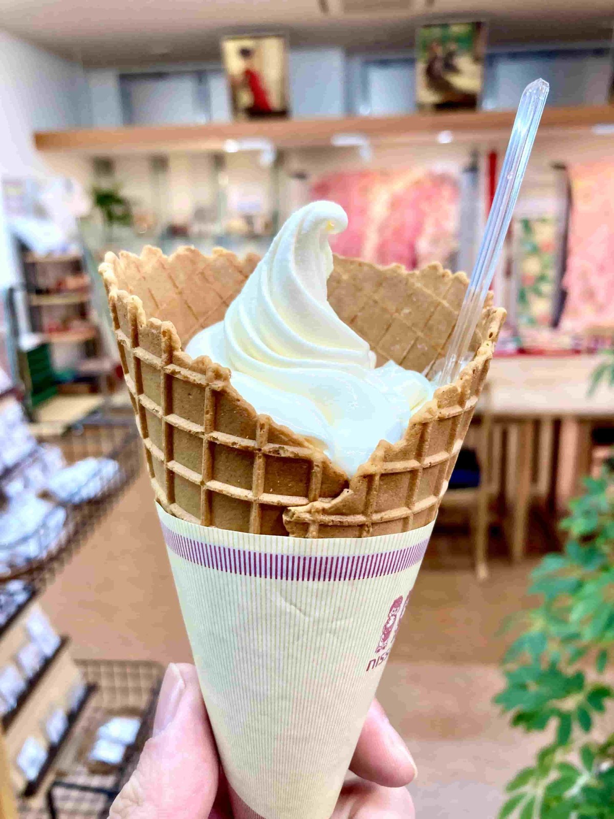 島根県出雲市の『影山呉服店』でテイクアウトできる「絹練りソフトクリーム」
