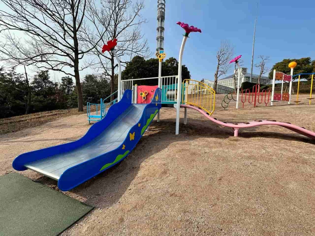 島根県松江市の大根島にある『大塚山公園』の幼児用遊具の様子