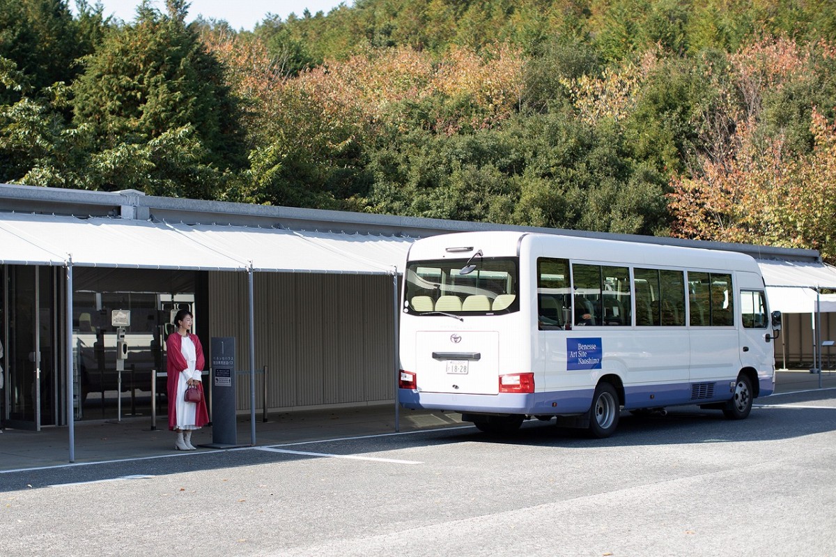 香川県直島町のバス発着点「つつじ荘」