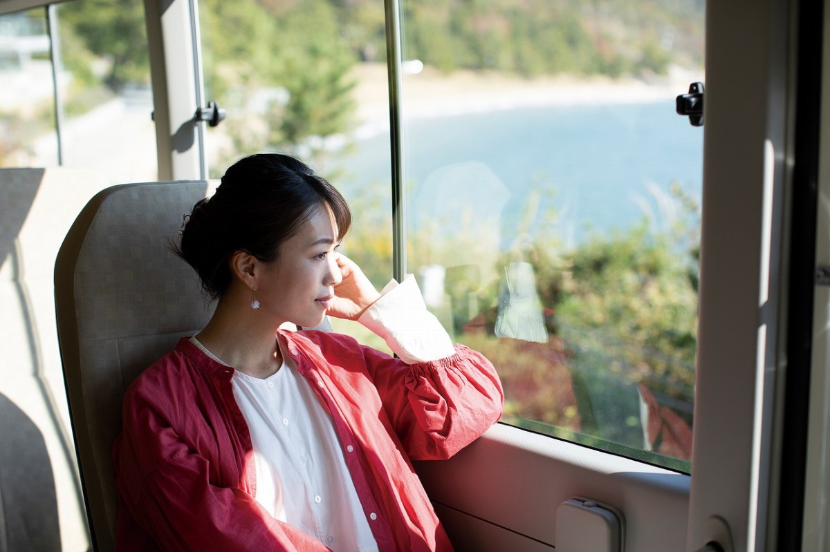 香川県直島町を走る場内無料シャトルバスの車窓