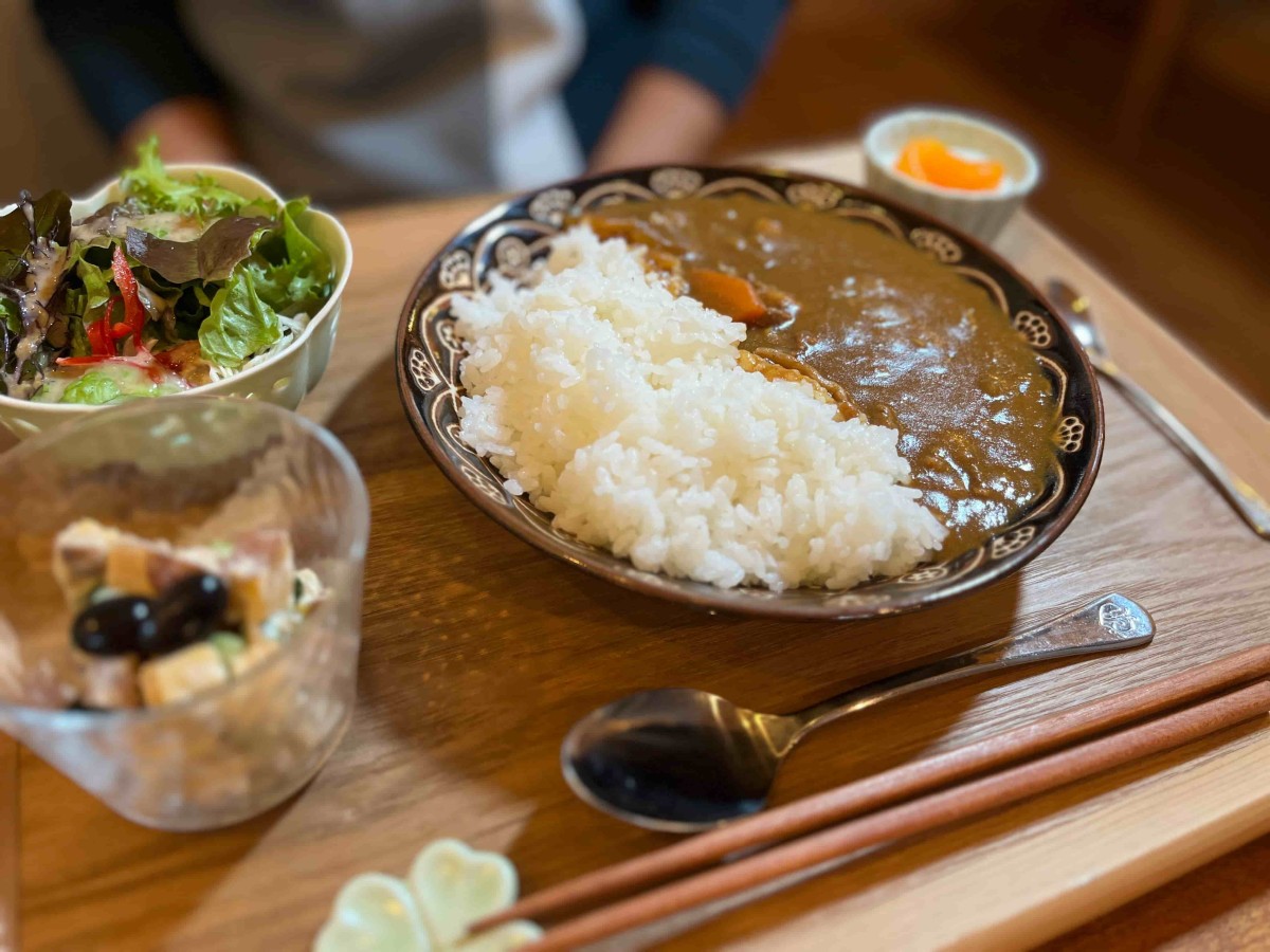 出雲市平田町にある「笑がお食堂にこに」の「季節のカレーセット」