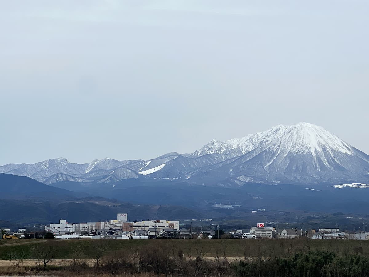 日吉津村の堤防から見た大山の景色